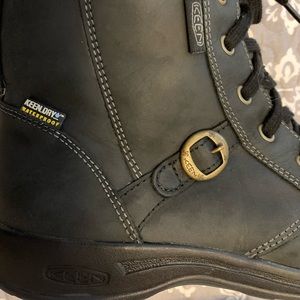 Women's size 10 KEEN waterproof boots. Like NEW!